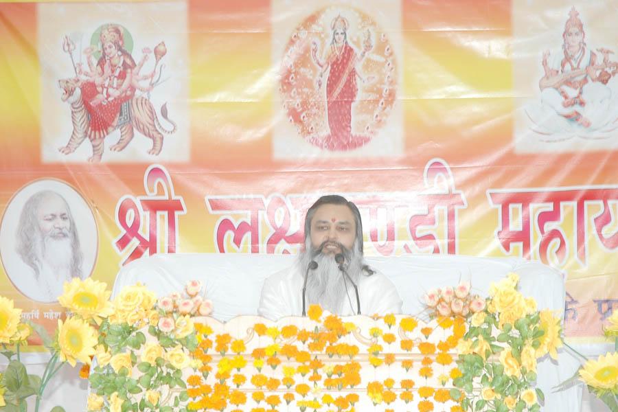 Brahmachari Girish Ji is addressing the audience who came to listen Shri Devi Bhagwat Katha during Shri Lakshchandi Mahayagya in September 2009. 